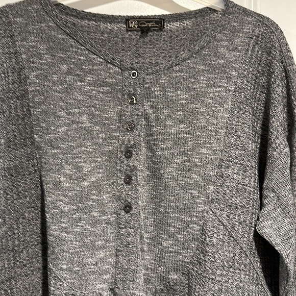 NWT- DG2, Colour block, Raglan Sleeve, Top. - Picture 4 of 11